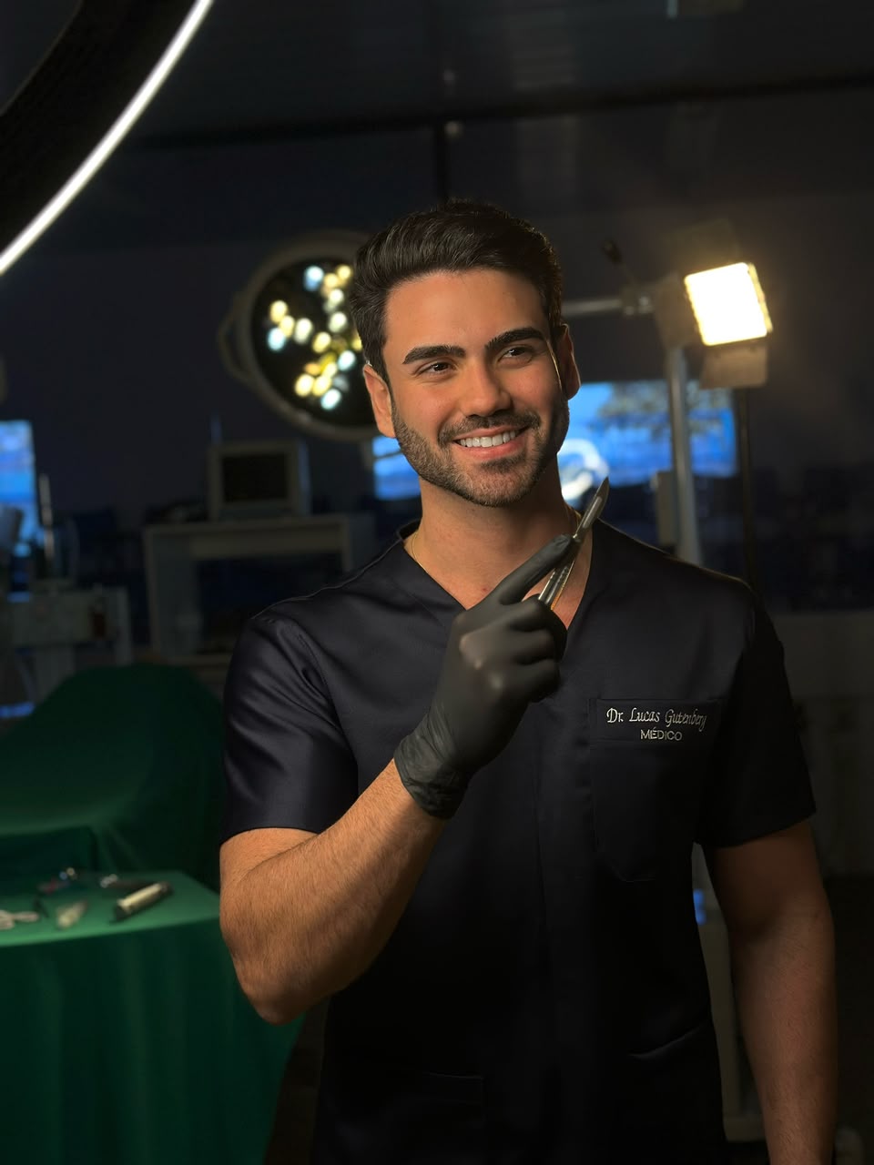 Dr. Lucas Gutenberg preparado para um procedimento