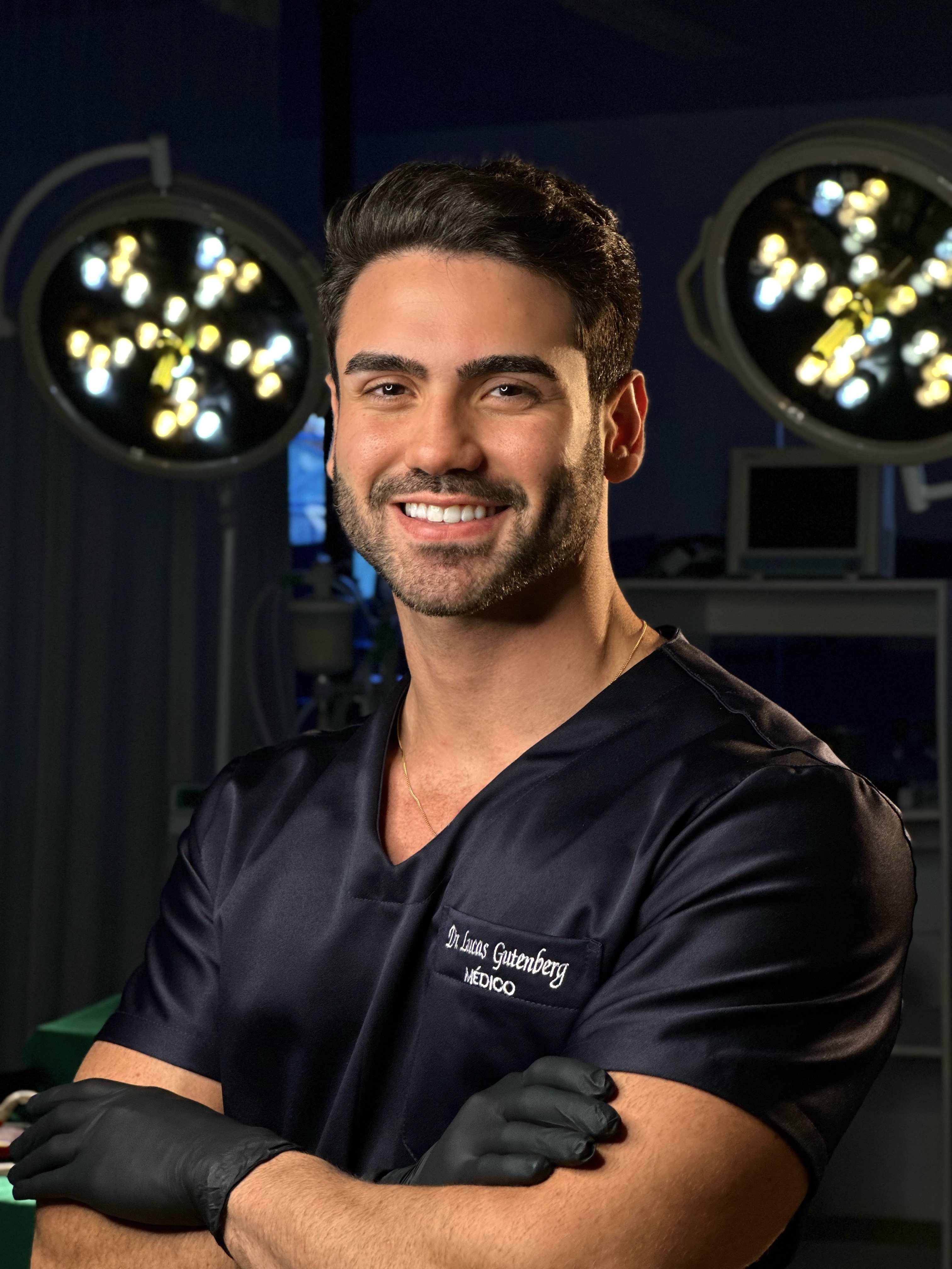 Dr. Lucas Gutenberg em ambiente cirúrgico